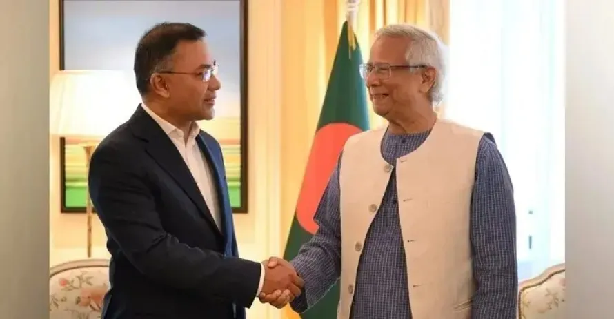 প্রধান উপদেষ্টাকে ফুলেল শুভেচ্ছা জানালেন তারেক রহমান